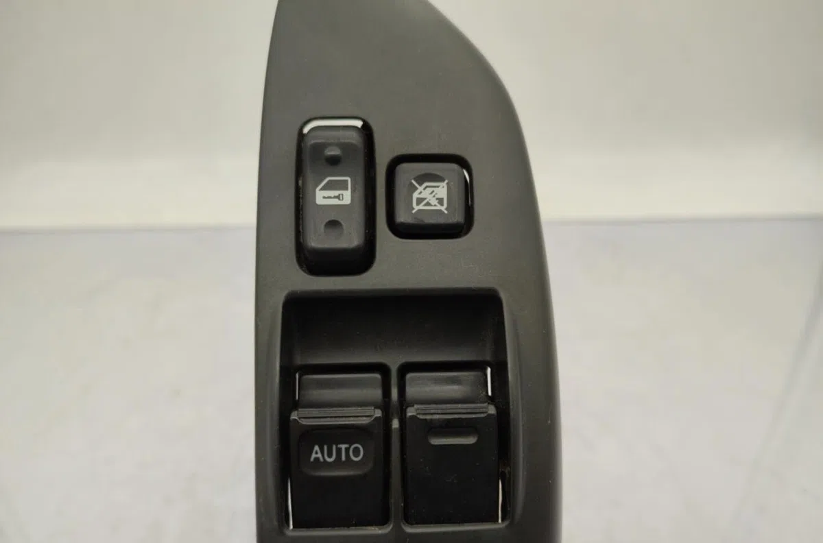 Commande lève-glace porte avant gauche TOYOTA YARIS 1 PHASE 2 occasion — photo 2