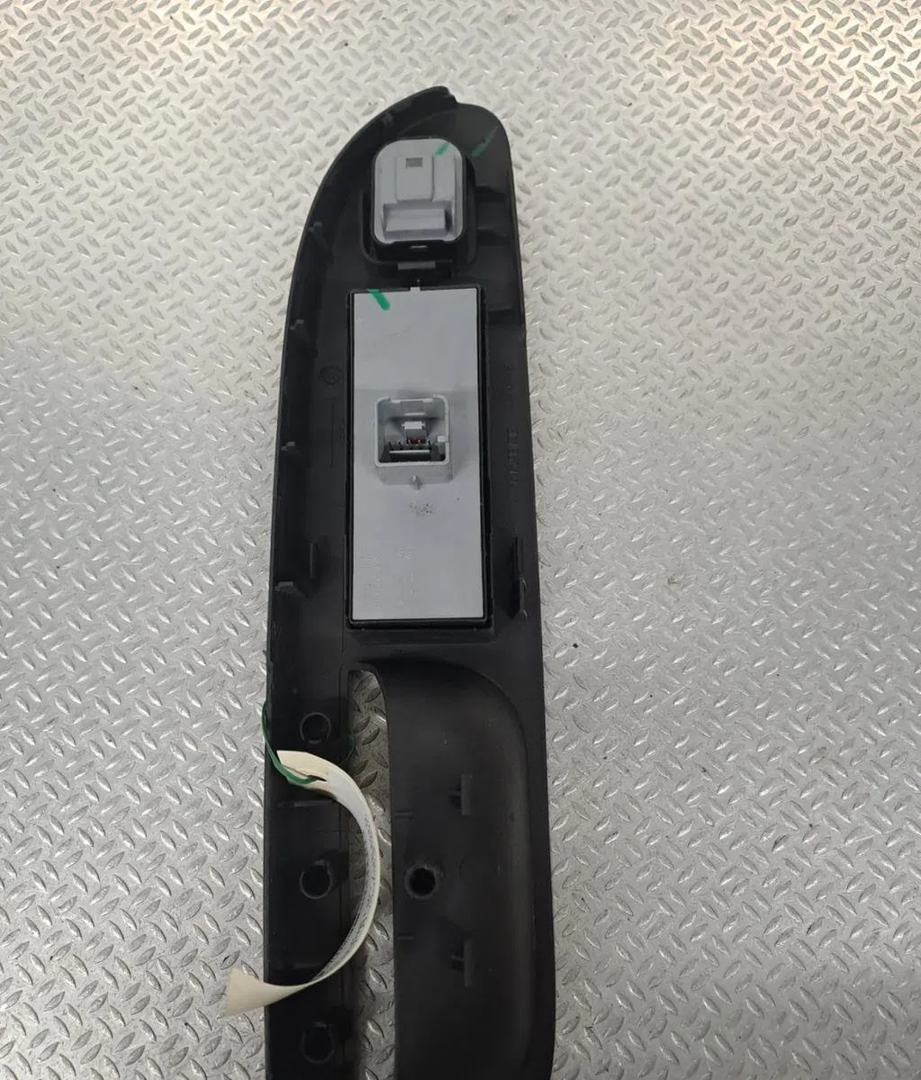 Commande lève-glace porte avant gauche VOLKSWAGEN PASSAT 5  PASSAT 5 BREAK occasion