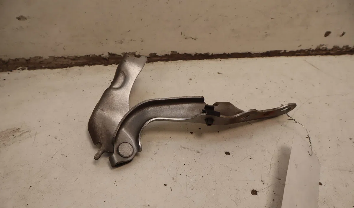 Compas d capot Toyota RAV 4 II (_A2_) 2.0 d 4wd (cla20_, cla21_) (2001-2005) occasion — photo 2