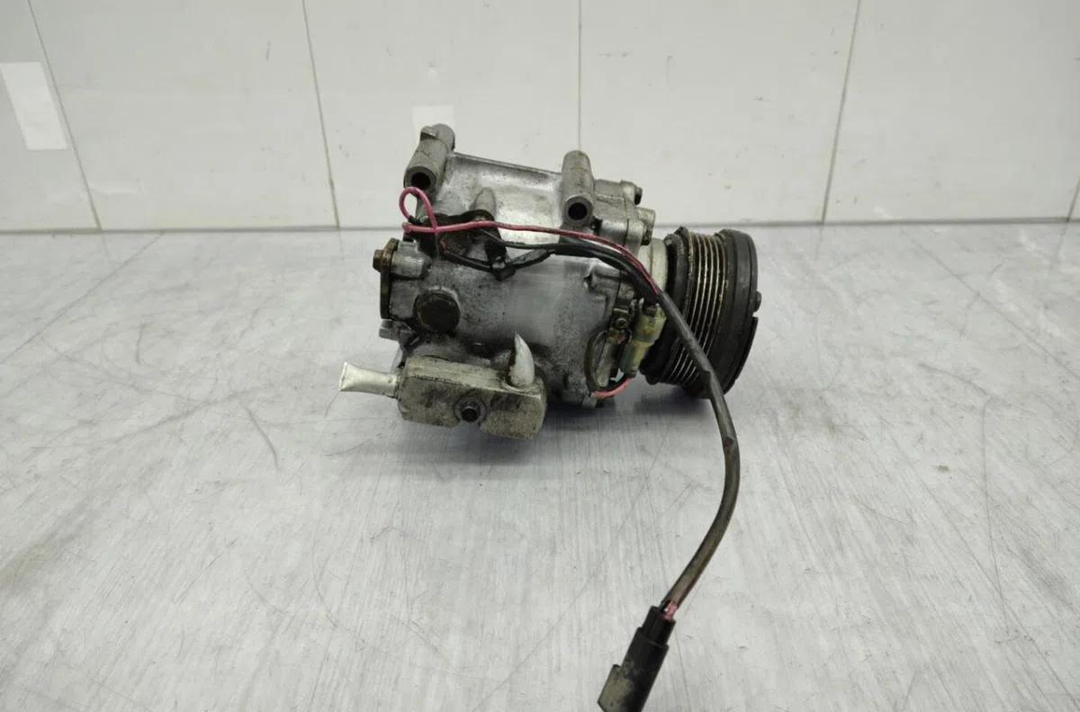 Compresseur air conditionne FORD FIESTA 4 PHASE 1 occasion — photo 2