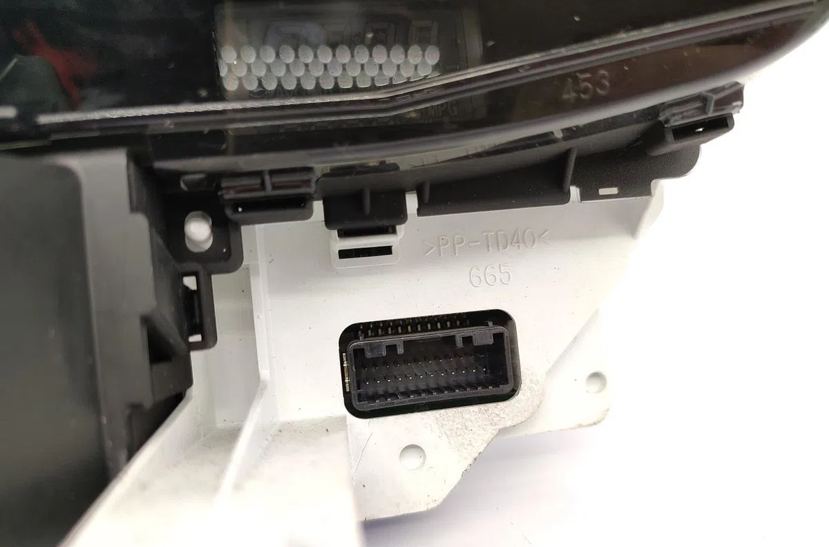 Compteur TOYOTA YARIS 2 PHASE 2 occasion — photo 3