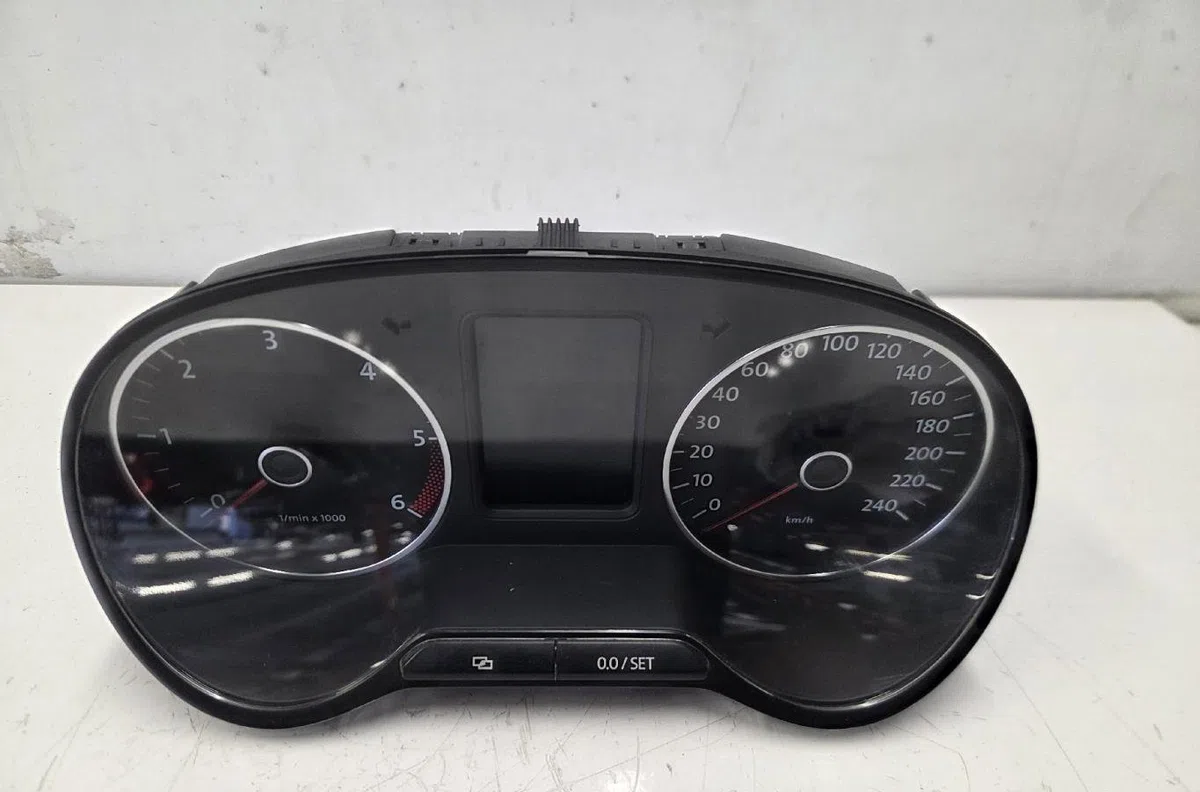Compteur VOLKSWAGEN POLO 5 PHASE 1 occasion — photo 2