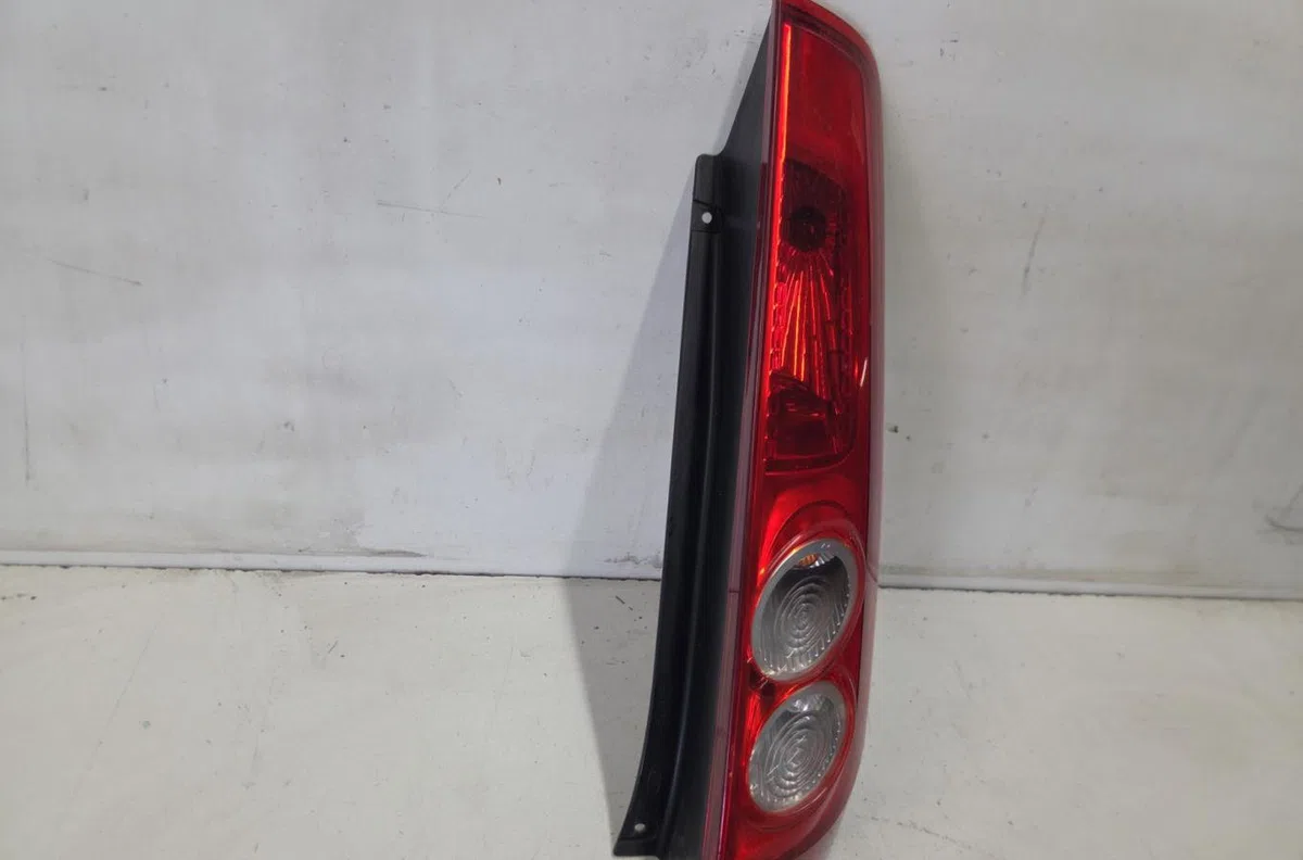 Feu arrière droit FORD FIESTA 5 PHASE 2 occasion