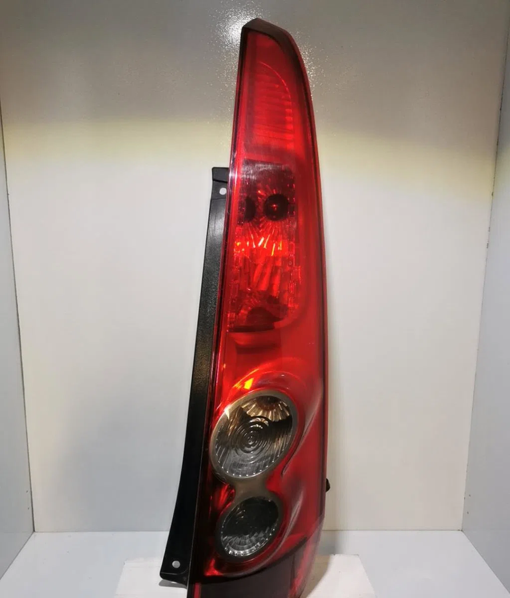 Feu arrière droit FORD FIESTA 5 PHASE 2 occasion