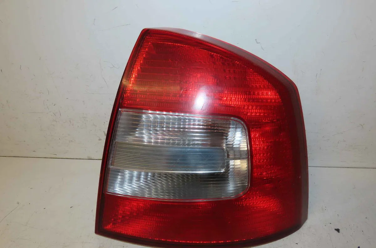 Feu arrière droit SKODA OCTAVIA II occasion