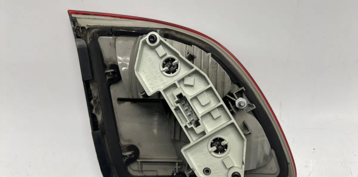 Feu arrière intérieur droit MERCEDES CLASSE E 211 PHASE 2 BREAK occasion