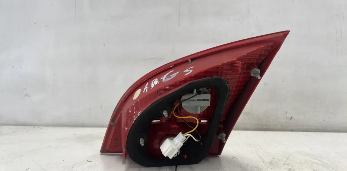 Feu arrière interieur gauche KIA VENGA PHASE 1 occasion