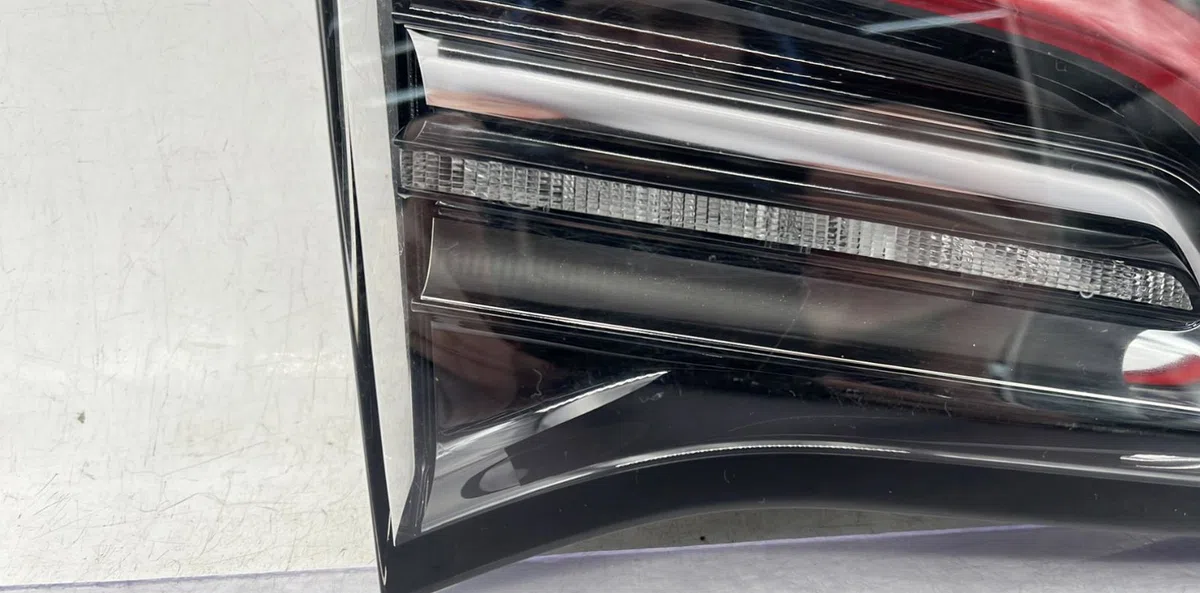 Feu arrière interieur gauche TESLA MODEL 3 5YJ3 occasion