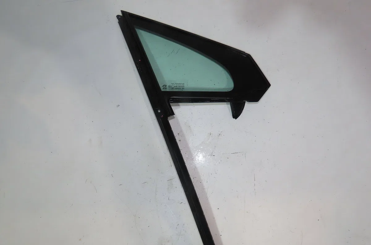Glace fixe porte av d Peugeot 208 I (CA_, CC_) 1.2 vti 82 (2012) occasion
