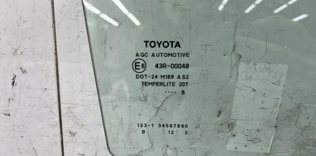 Glace porte ar d TOYOTA AURIS 1 PHASE 1 occasion