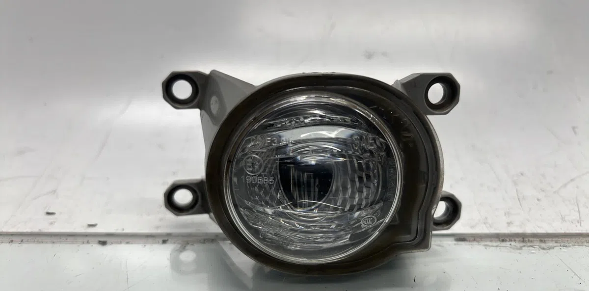 Phare antibrouillard avant droit TOYOTA COROLLA E21 BREAK occasion
