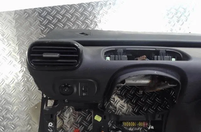 Planche de bord Citroen C4 CACTUS 1.6 bluehdi 100 (2014) occasion