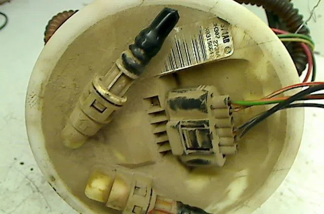 Pompe à carburant immergée Ford MONDEO III (B5Y) 1.8 16v (2000-2007) occasion