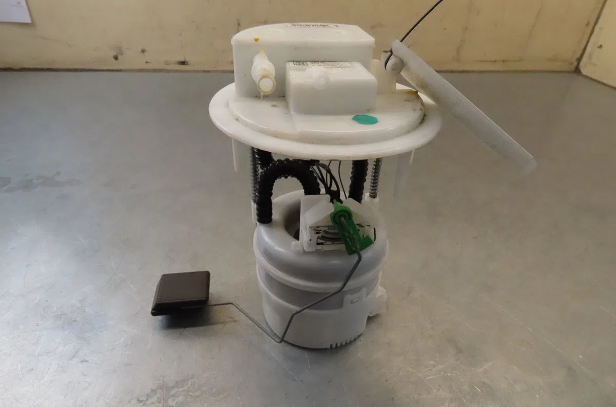 Pompe à carburant immergée OPEL CORSA VI occasion