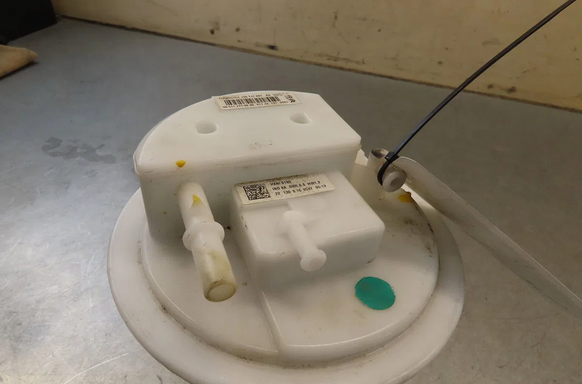 Pompe à carburant immergée OPEL CORSA VI occasion