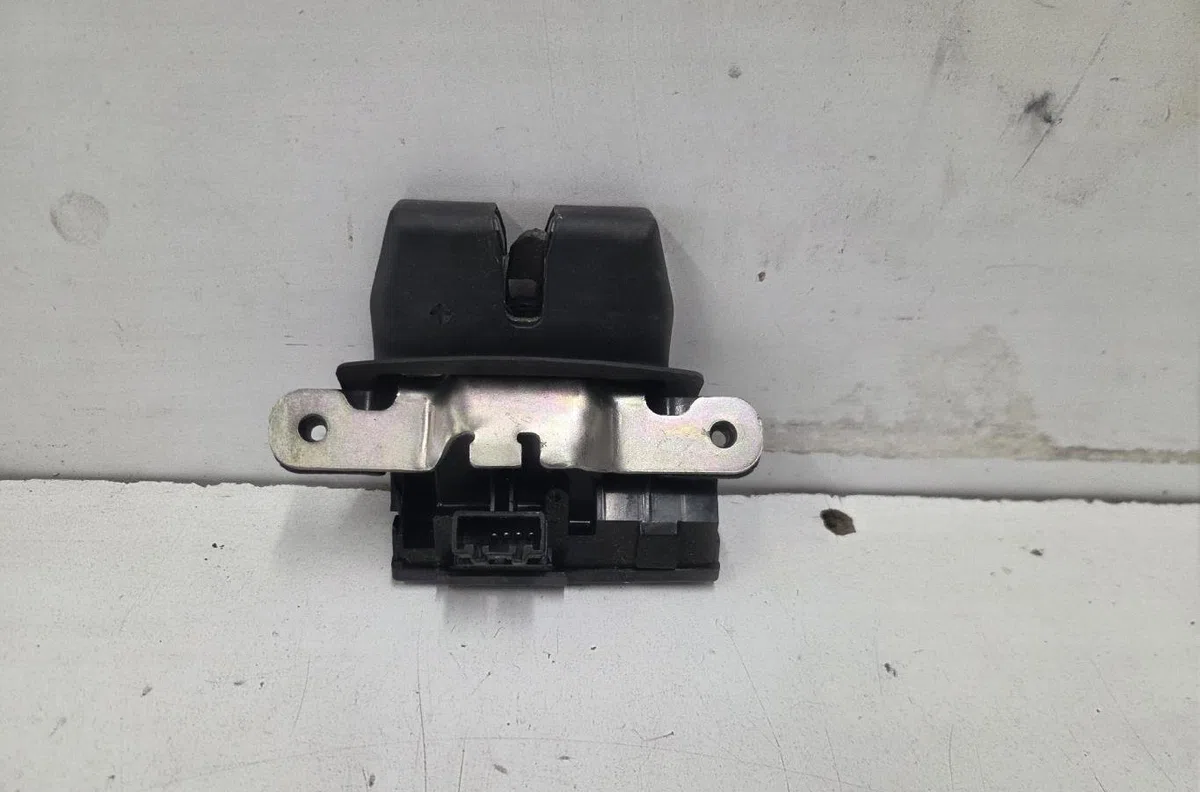Serrure coffre arrière FORD FIESTA 6 PHASE 1 occasion