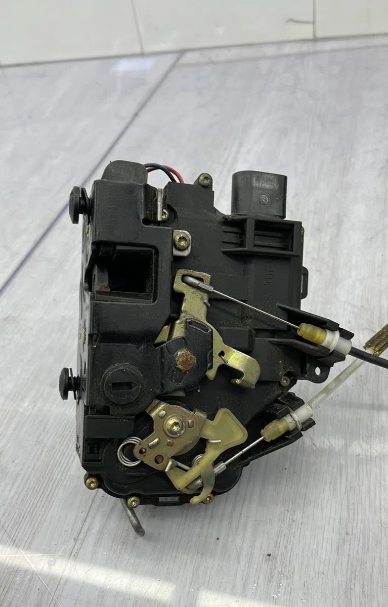 Serrure porte ard AUDI A6 2 PHASE 1 occasion