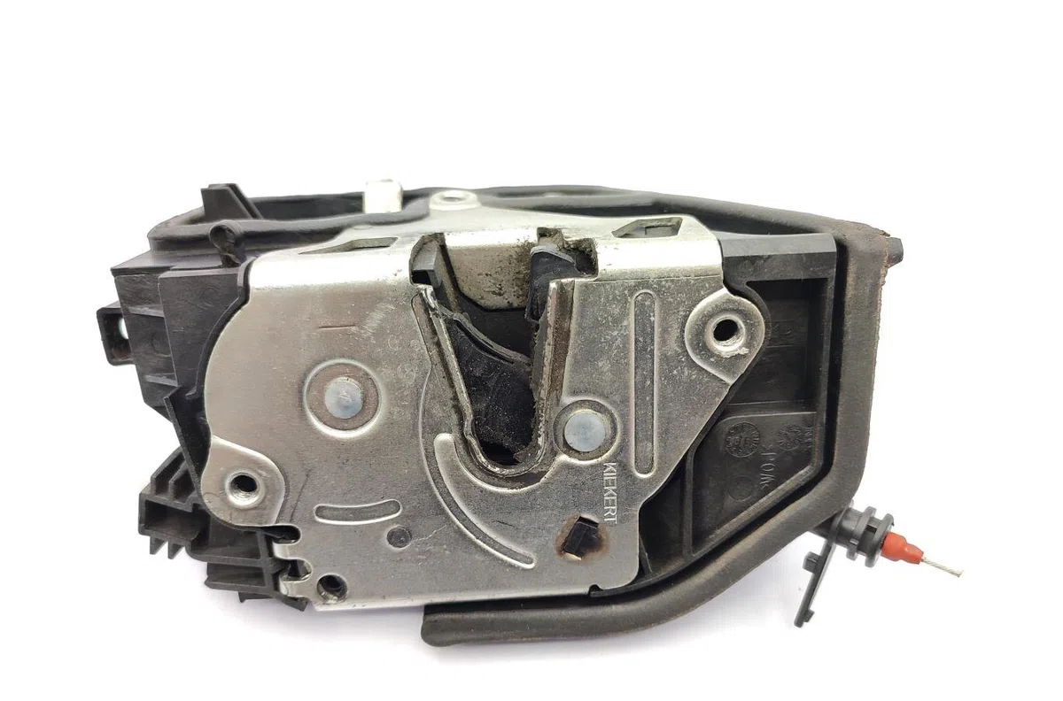 Serrure porte ard BMW SERIE 1 E87 PHASE 1 occasion