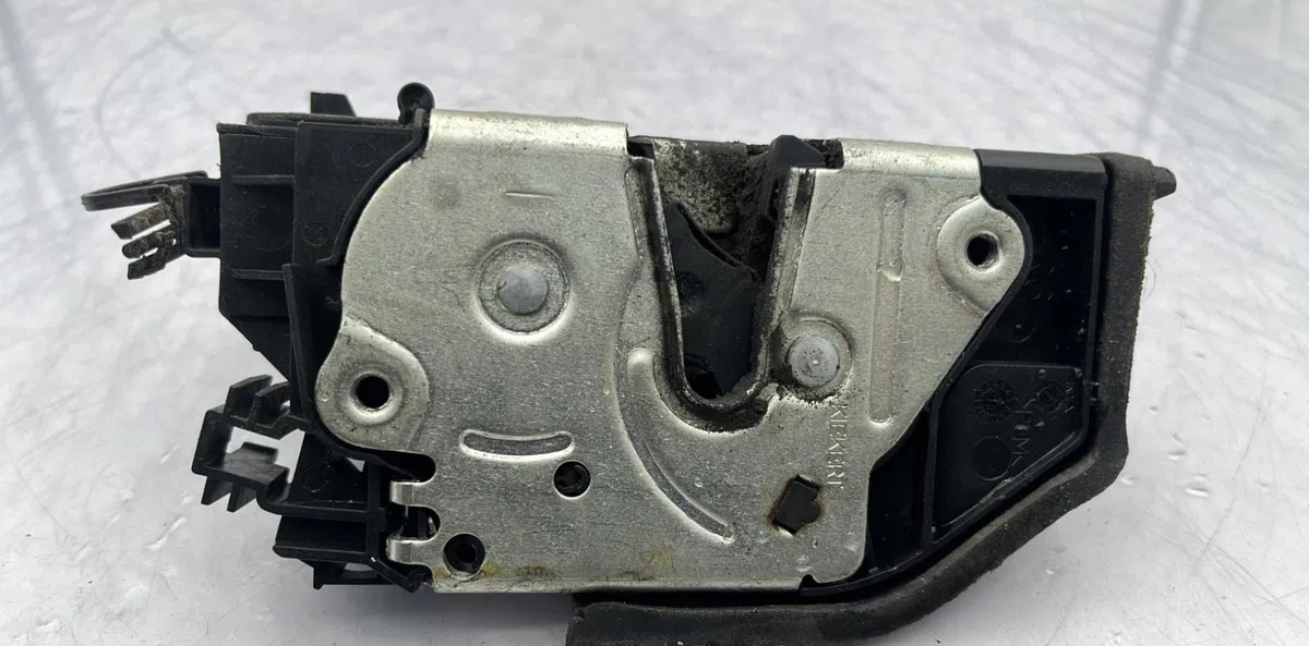 Serrure porte ard BMW SERIE 1 E87 PHASE 2 occasion