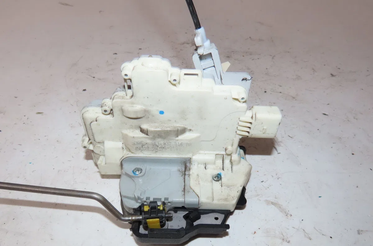 Serrure porte avd Audi A4 B7 (8EC) 2.7 tdi (2006-2008) occasion