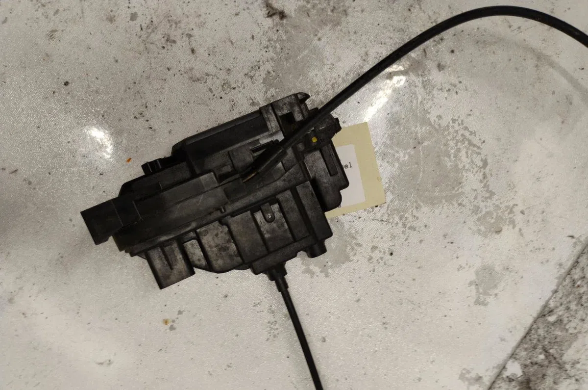 Serrure porte avd RENAULT CLIO 3 PHASE 2 occasion