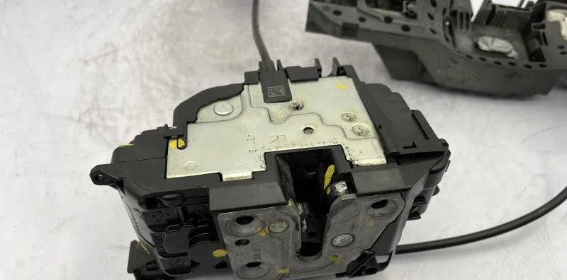 Serrure porte avd RENAULT MEGANE 3 PHASE 2 BREAK occasion