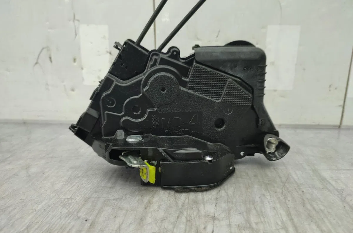 Serrure porte avg TOYOTA YARIS 2 PHASE 1 occasion