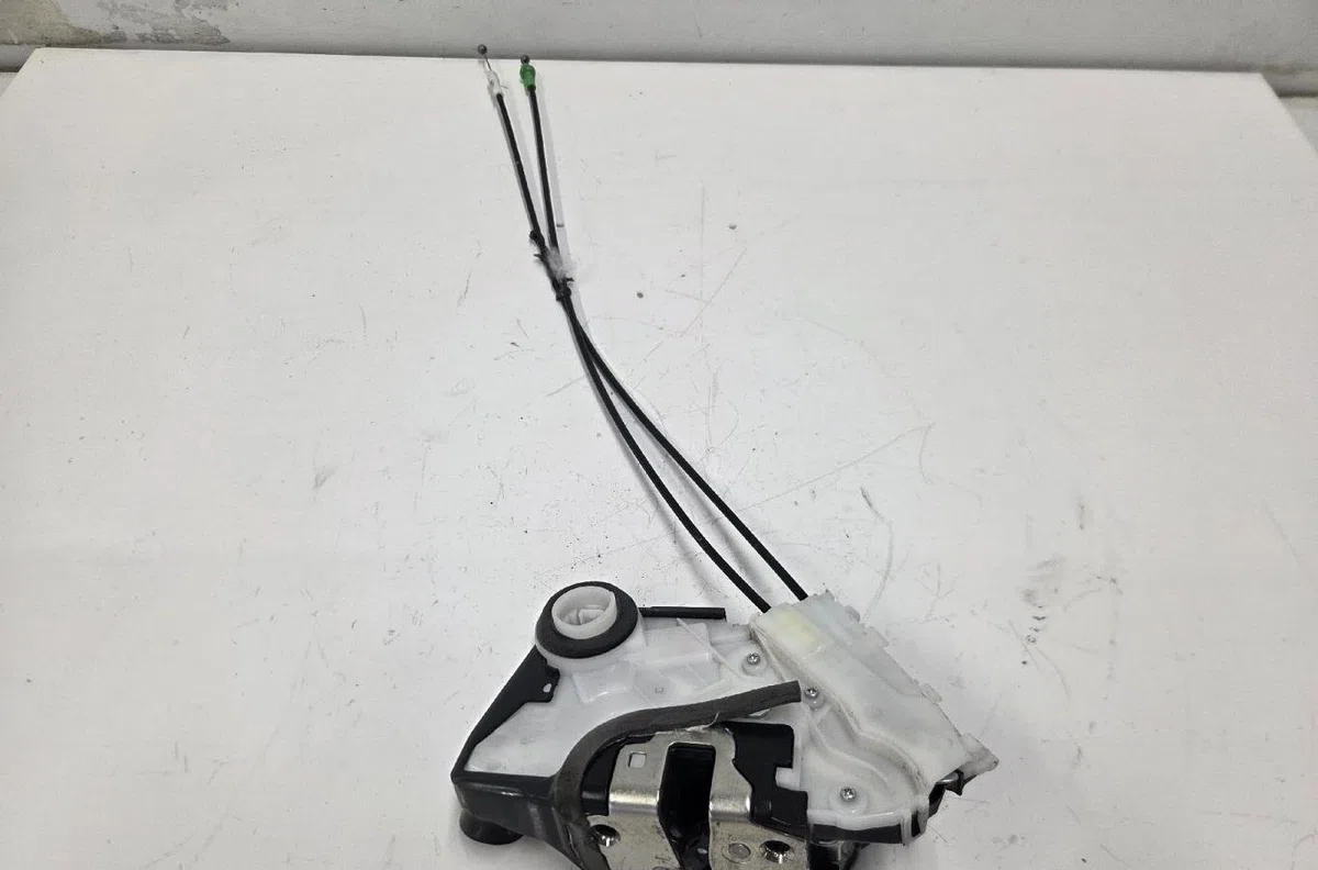 Serrure porte avg TOYOTA YARIS 3 PHASE 2 occasion