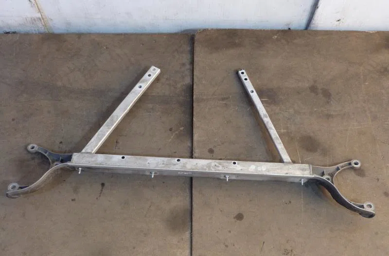 Traverse inférieure armature avant AUDI A8 2 PHASE 1 occasion